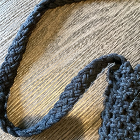 Danielle Nicole Macrame crossbody bag. Black withWooden handles & Fringe Accent. - Picture 4 of 8